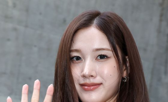 스테이씨 재이, 카메라 보며 손인사