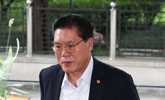 외교부 도착한 송석준 외통위원장