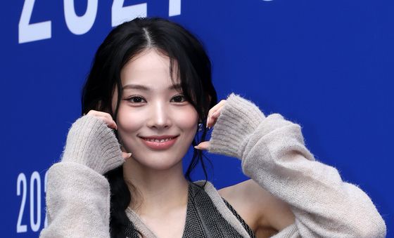 지니, 미소에 빠져들어