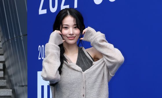 포즈 취하는 지니