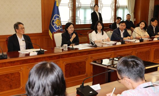 한성숙 총리, AI 우수 공직자들에게 미소