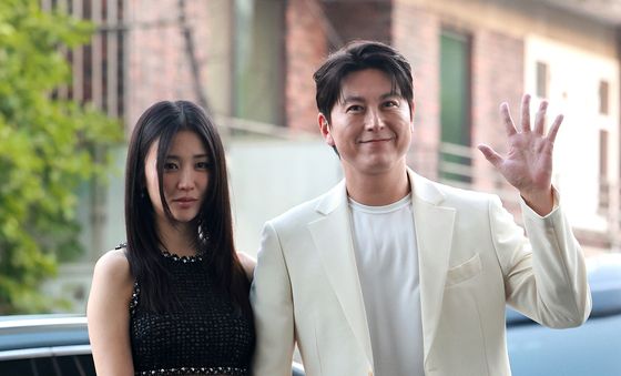 CJ 나이트 행사 참석하는 박하선·류수영 부부