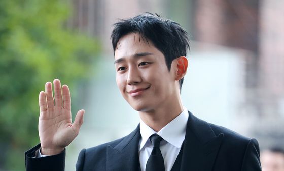 손인사 하며 미소 짓는 정해인
