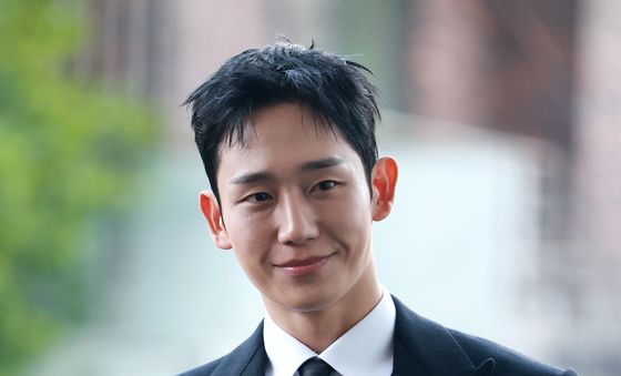 미소 띄는 정해인