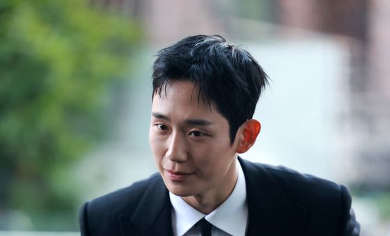 취재진에게 인사하는 정해인