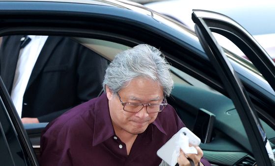 차량에서 내리는 박찬욱 감독