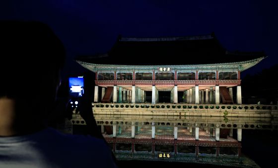 경복궁 야간 개장의 백미는 밤의 경회루