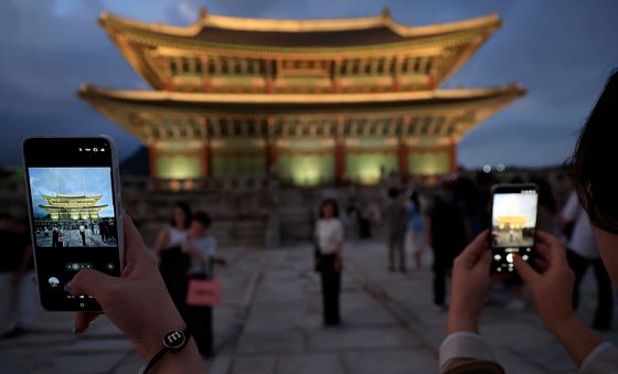 경복궁 야간 개장 첫날
