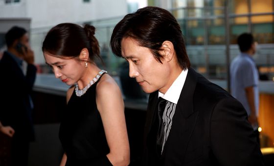 CJ 나이트 행사 참석하는 배우 이민정, 이병헌 부부