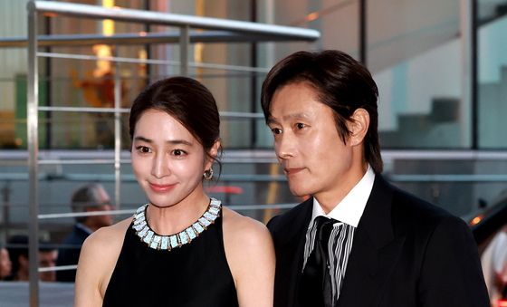 CJ 나이트 행사 참석하는 이민정·이병헌 부부