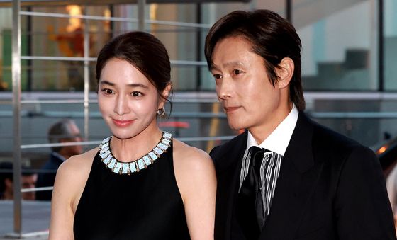 CJ 나이트 행사 참석하는 이민정·이병헌 부부