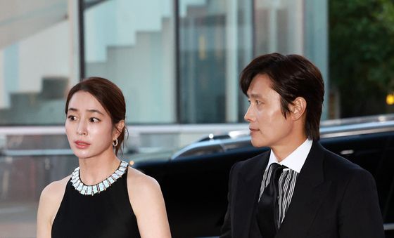이민정 바라보며 눈에 꿀 떨어지는 이병헌
