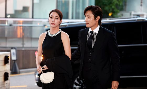 CJ 나이트 행사 참석하는 이민정·이병헌 부부