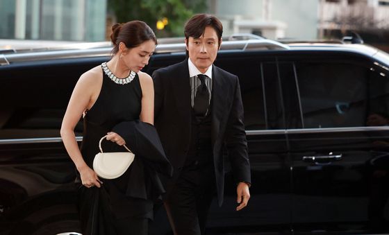 CJ 나이트 행사 참석하는 이민정·이병헌 부부