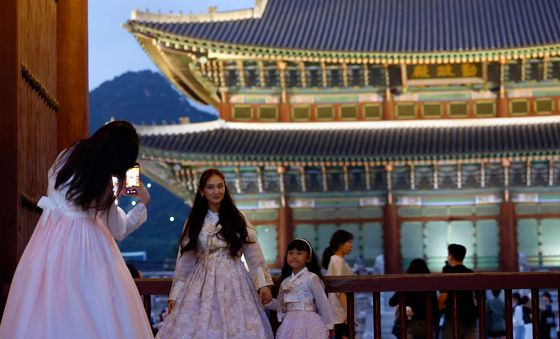 경복궁 야간 개장의 추억 남기는 외국인 관광객들