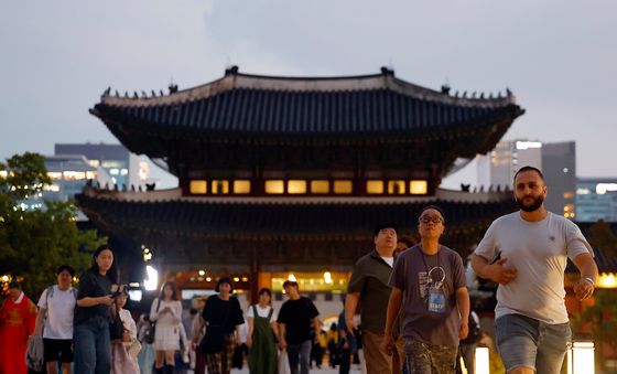 밤의 경복궁 찾은 관람객들