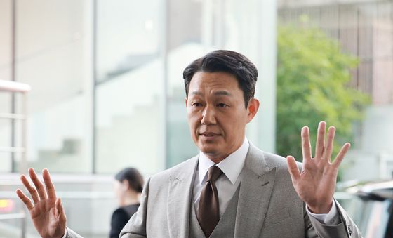 양팔로 인사하는 박성웅