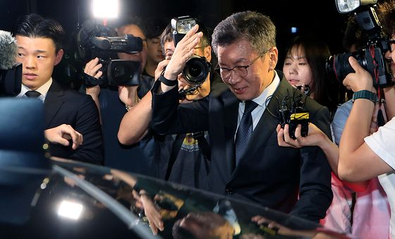 사회면 스포트라이트에 얼굴 가리는 정몽규 전 회장