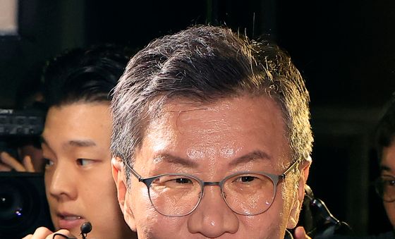 대기하는 차량에 오르는 정몽규 전 회장