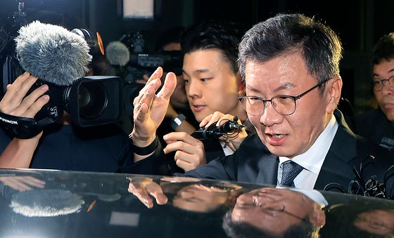 사회부 스포트라이트 막는 정몽규 전 회장