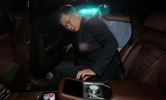차량에 오르는 정몽규 전 회장