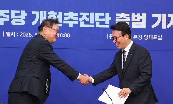 김태년 단장과 악수 나누는 김민석 대표