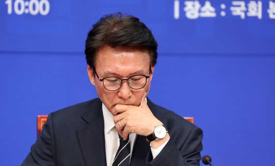 생각에 잠긴 김민석 대표
