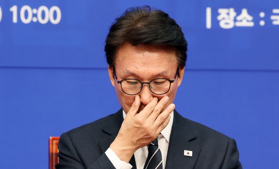 생각에 잠긴 김민석 더불어민주당 대표