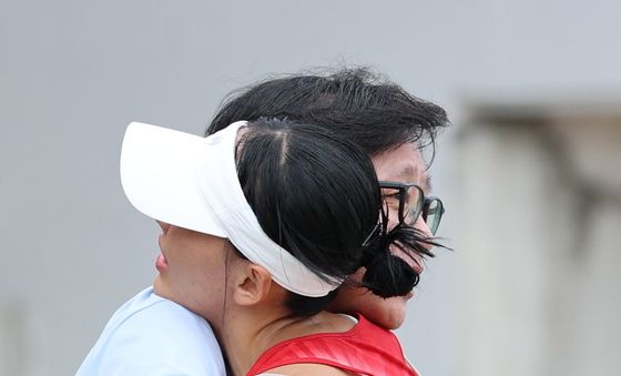 금메달 축하 받는 성승민