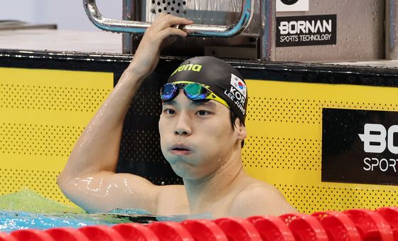 예선 기록 확인하는 '배영 간판' 이주호'