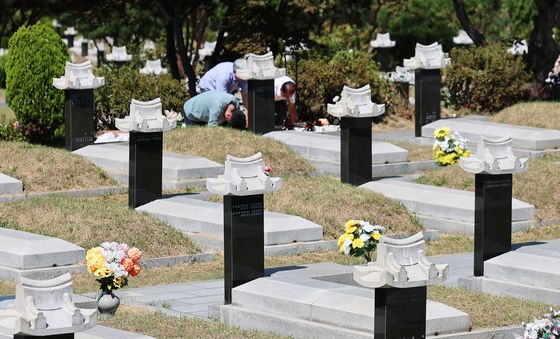 한발 앞서 성묘하는 시민들