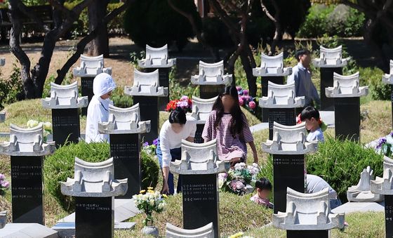 추석 명절 앞두고 이른 성묘