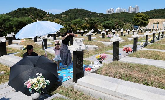 “할머니, 미리 성묘왔어요”