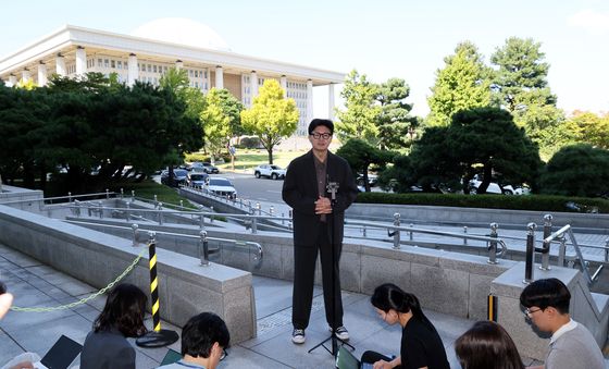 의원회관 앞에서 브리핑하는 한동훈 의원