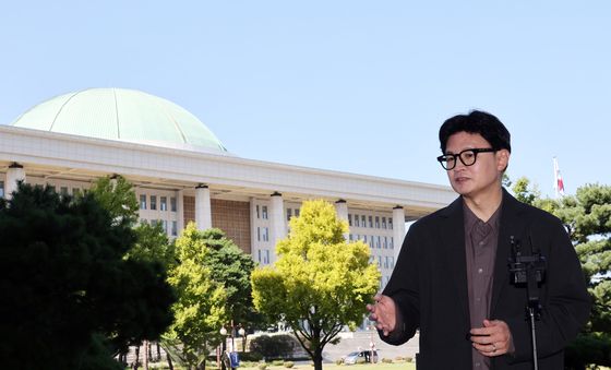 의원회관 앞에서 브리핑하는 한동훈 의원