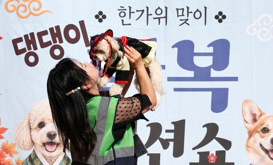 반려견과 추억 남기는 시민
