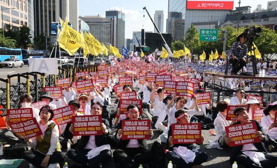 '비대면진료·약배송 확대 중단하라'