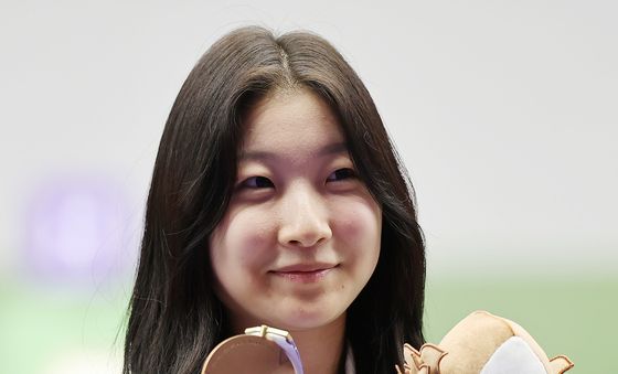 동메달 들고 미소 짓는 반효진