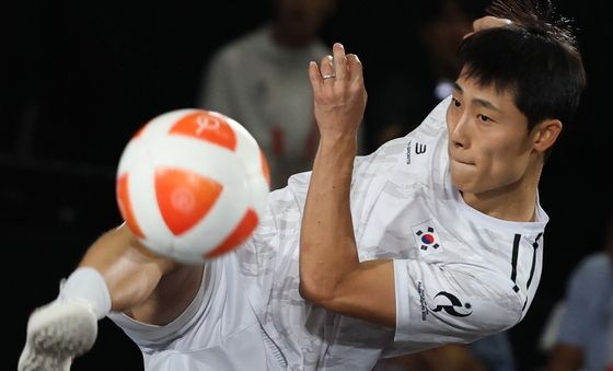 힘차게 공격하는 이준석