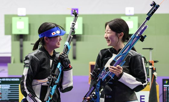 미소짓는 반효진