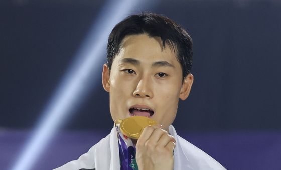 금메달 깨무는 테크볼 이준석