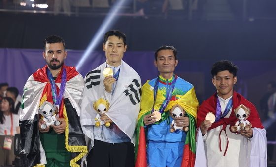 금메달 들어보이는 테크볼 이준석