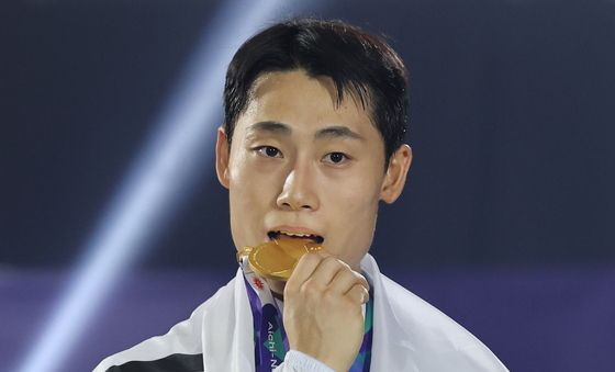 금메달 깨무는 테크볼 이준석