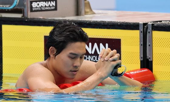 두 손 모은 김영범, 남자 자유형 100M 은메달