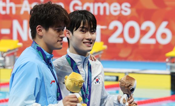 판잔러와 기념촬영하는 황선우