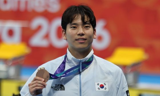 동메달 들어보이는 이주호