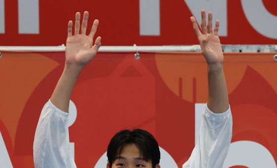 포디움 오르며 환호하는 김영범