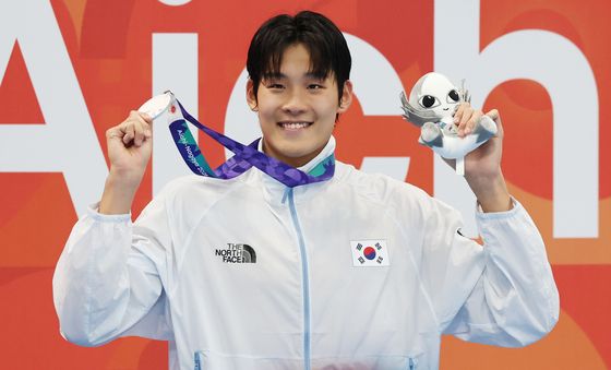 은메달 들어보이는 김영범