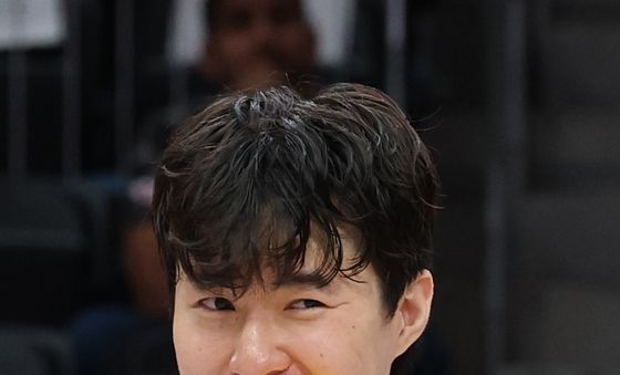 금메달 깨무는 이현중