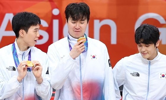 금메달 바라보며 미소 짓는 이우석·이현중